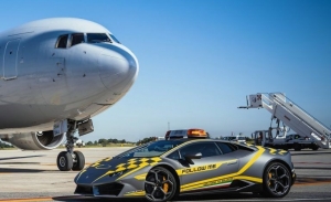 El Lamborghini Huracán hace de vehículo ‘Follow Me’ en el aeropuerto de Bolonia