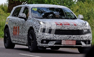 Primeras fotos espía del SUV de Lotus probado con una muy curiosa mula