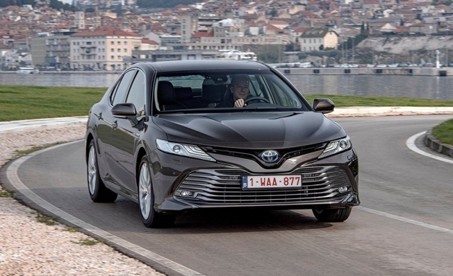 Toyota Camry Hybrid - frontal