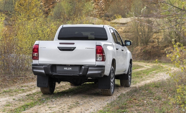 Toyota Hilux Legend Black - posterior