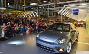 Volkswagen ensambla la última unidad del Beetle en México