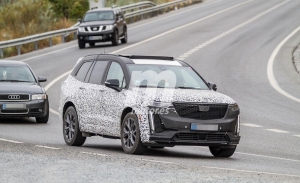 Misterioso prototipo camuflado del Cadillac XT6 avistado en Europa
