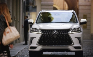 El enorme Lexus LX 570 luce más agresivo gracias al nuevo Sport Package
