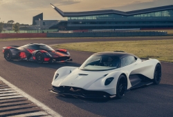 El Aston Martin Valhalla se estrena en circuito junto al Aston Martin Valkyrie