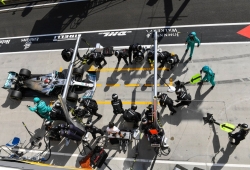Hamilton le gana la partida a Verstappen gracias a una genial estrategia de Mercedes