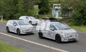 Cazamos al Volkswagen ID.4X acompañado por un ID.3 y un Hyundai Kona eléctrico
