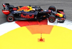 Verstappen mejora a Leclerc en los segundos libres en Sochi