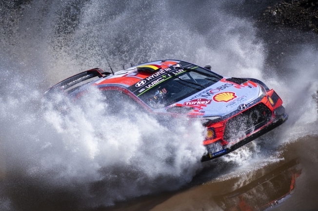 Thierry Neuville y Hyundai se la juegan en el Rally de Gales