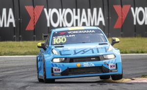 Victoria de Yvan Muller en Ningbo, Mikel Azcona sube al podio
