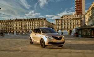 Lancia Ypsilon Monogram, un vestido dorado para el pequeño italiano
