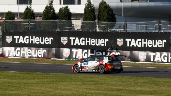 Michelisz devuelve el golpe y gana la segunda manga del WTCR en Suzuka