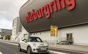El nuevo eléctrico MINI Cooper SE afronta una prueba de eficiencia en Nürburgring