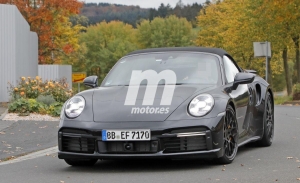 Nuevas fotos espía muestran al Porsche 911 992 Turbo Cabrio prácticamente destapado