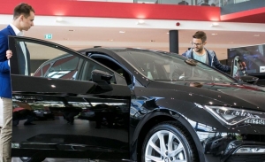 Los particulares impulsan el renting de coches a niveles de récord