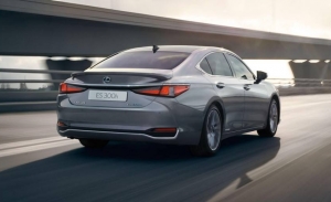 Lexus prueba un prototipo del ES con un nuevo sistema de tracción total eléctrica