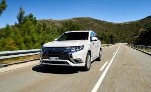 En busca del rendimiento más eficiente: así gestiona el Mitsubishi Outlander PHEV sus tres motores y 230 CV