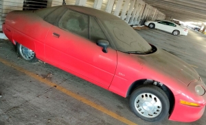 Un ejemplar del coche eléctrico GM EV1 aparece abandonado en un parking