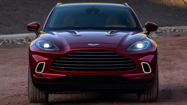 Aston Martin DBX - frontal