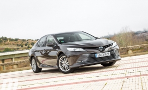 Prueba Toyota Camry, ¿se habrán vuelto locos estos japoneses?