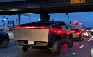 El Tesla Cybertruck luce aún más extraño en la calle