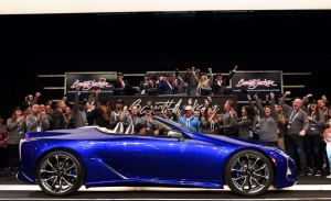 El primer Lexus LC 500 Convertible subastado por 2 millones de dólares
