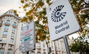 Nuevas restricciones en Madrid y Barcelona ¿cómo te afectan al circular o aparcar?