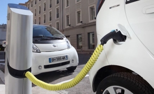 Cómo recargar un coche eléctrico en marcha