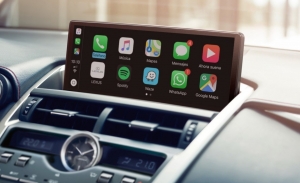 Un estudio revela el peligro de manejar Android Auto y Apple CarPlay durante la conducción
