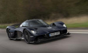 El Aston Martin Valkyrie sale del circuito y rueda por primera en carretera