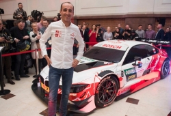 Robert Kubica muestra la decoración de su BMW M4 DTM