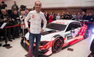 Robert Kubica muestra la decoración de su BMW M4 DTM