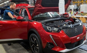 El Gobierno francés abre la puerta a «repatriar» la producción de PSA y de Renault