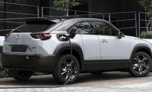 Mazda busca impulsar las ventas del MX-30 regalando un punto de carga doméstico