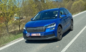 Cazan al Skoda Enyaq camuflado como un Suzuki S-Cross