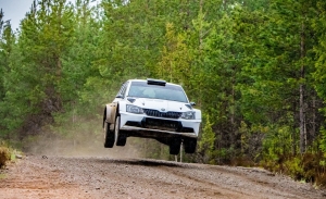 Valtteri Bottas prueba un Skoda Fabia R5 durante el parón por el COVID-19
