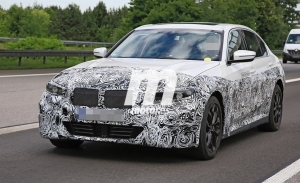 Directo a por el Tesla Model 3: el nuevo BMW i3 vuelve a ser cazado, llegará en 2022