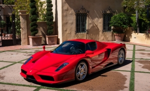 Un Ferrari Enzo casi a estrenar rompe el récord para subastas online