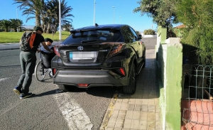 ¿Cuánto es la multa por aparcar en la acera?