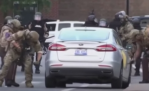La policía ha sido pillada pinchando neumáticos durante los disturbios de Mineápolis