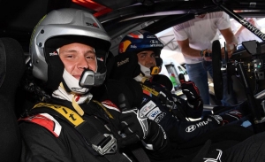 Sordo monta en su Hyundai i20 WRC Coupé a Quartararo y Morbidelli