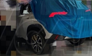 El Toyota Corolla Cross, un nuevo SUV compacto, pierde camuflaje en estas fotos espía