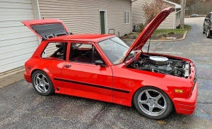 Este Yugo tiene 900 CV y tracción total gracias a dos motores V8, y lo venden