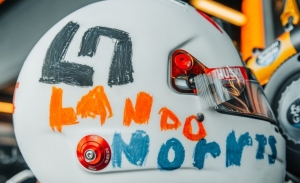 ¿El mejor diseño del año? El nuevo casco de Norris creado por Eva, de 6 años