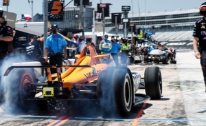 Las restricciones de viaje a Estados Unidos fuerzan planes alternativos para Alonso