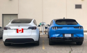 Comparativa visual: el nuevo Ford Mustang Mach-E junto al Tesla Model Y por primera vez