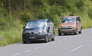 Cazan un prototipo del nuevo Volkswagen T7 en Austria casi destapado de camuflaje