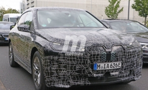 Dos prototipos del nuevo BMW iX 2021 posan en unas fotos espía con lujo de detalle