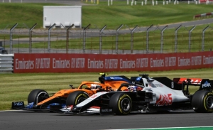 ¿La excusa de Grosjean por su defensa sobre Sainz y Ricciardo? la FIA y Verstappen