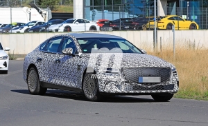 El Genesis eG80, un futuro rival del Tesla Model S, ha sido cazado en Europa