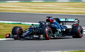 Hamilton y Bottas mantienen el control en una sesión más movida